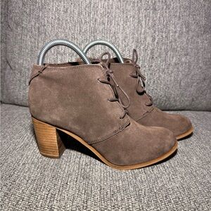 TOMS Lunata Lace-Up Booties in a chocolate brown suede block heel size 7.5